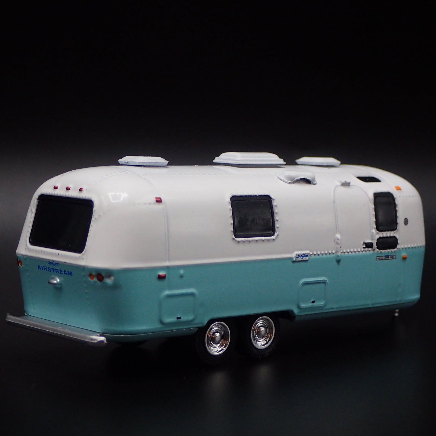 1971 AIRSTREAM LAND YACHT DOUBLE AXLE TRAILER CAMPER 1:64 DIORAMA DIECAST MODEL