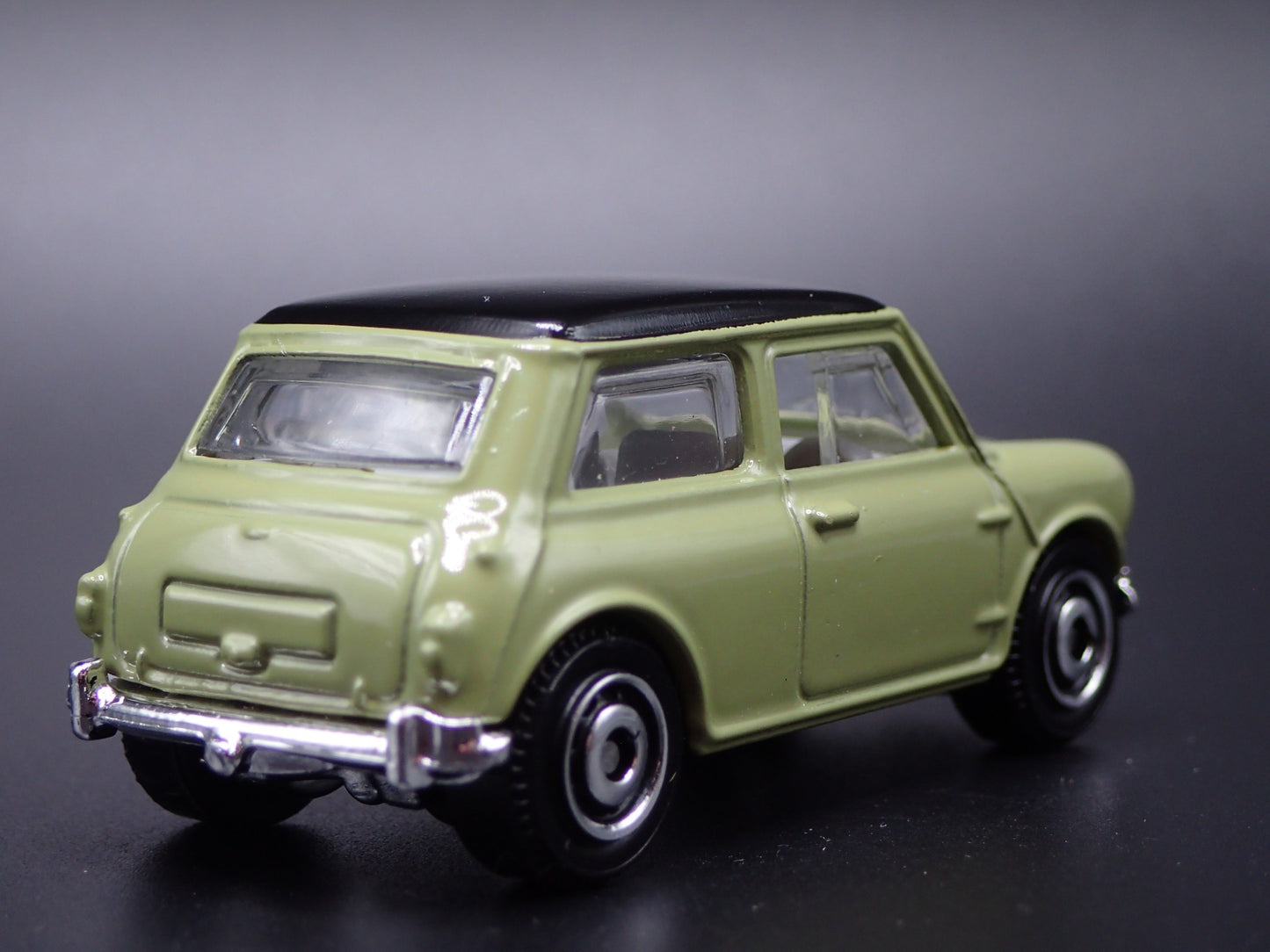 1959-1967 AUSTIN MINI COOPER MARK 1 GREEN 1:64 SCALE DIORAMA DIECAST MODEL CAR
