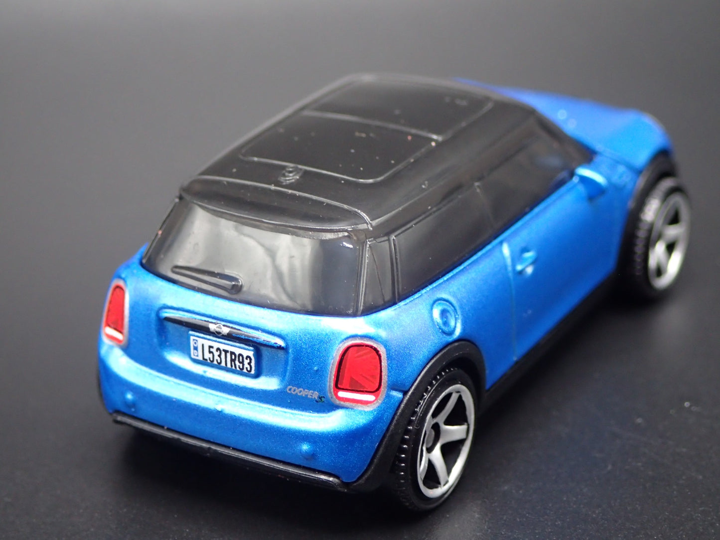 2020 - 2024 MINI COOPER SE EV BLUE 1:64 SCALE DIORAMA DIECAST MODEL CAR