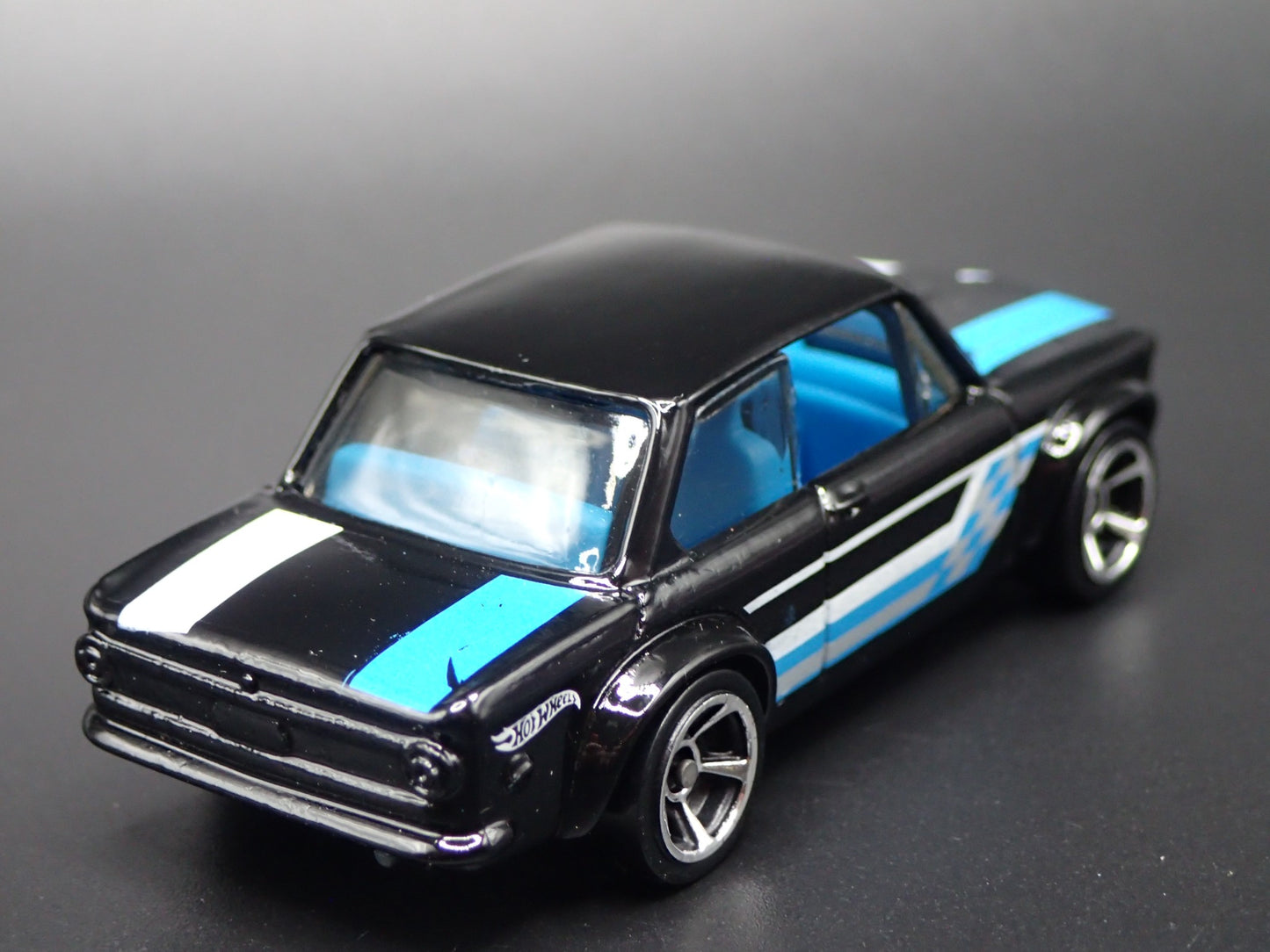 1966-1977 BMW 2002 BLACK 1:64 SCALE COLLECTIBLE DIORAMA DIECAST MODEL CAR