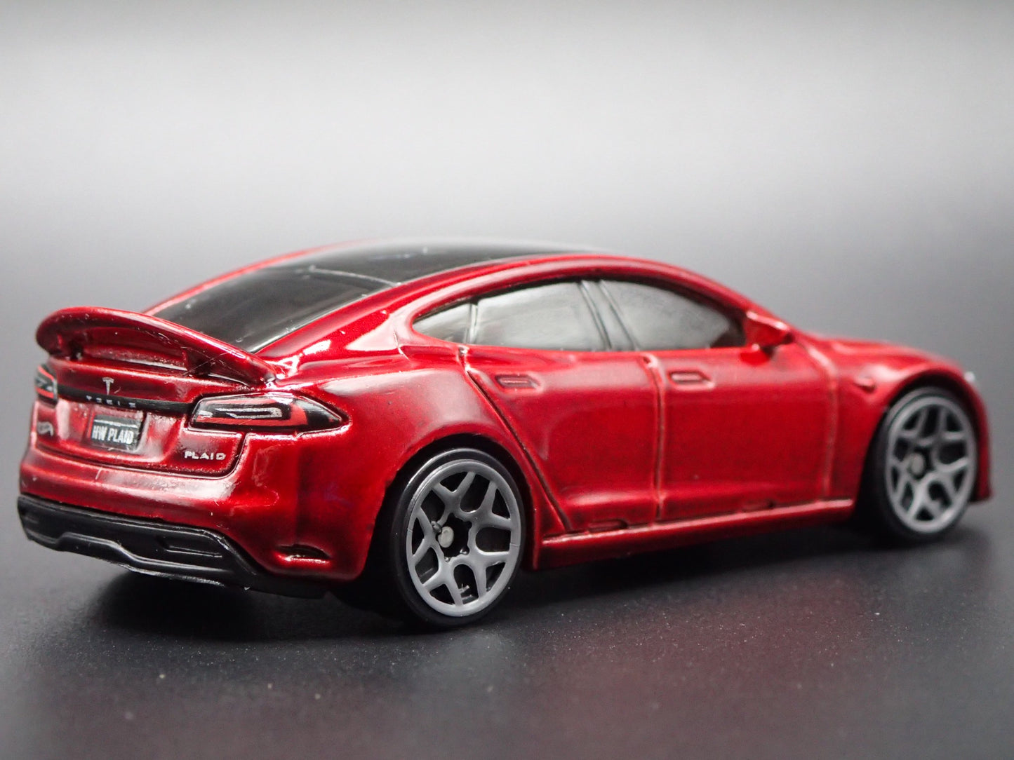 2021-2025 TESLA MODEL S PLAID 1/64 SCALE COLLECTIBLE DIORAMA DIECAST MODEL CAR