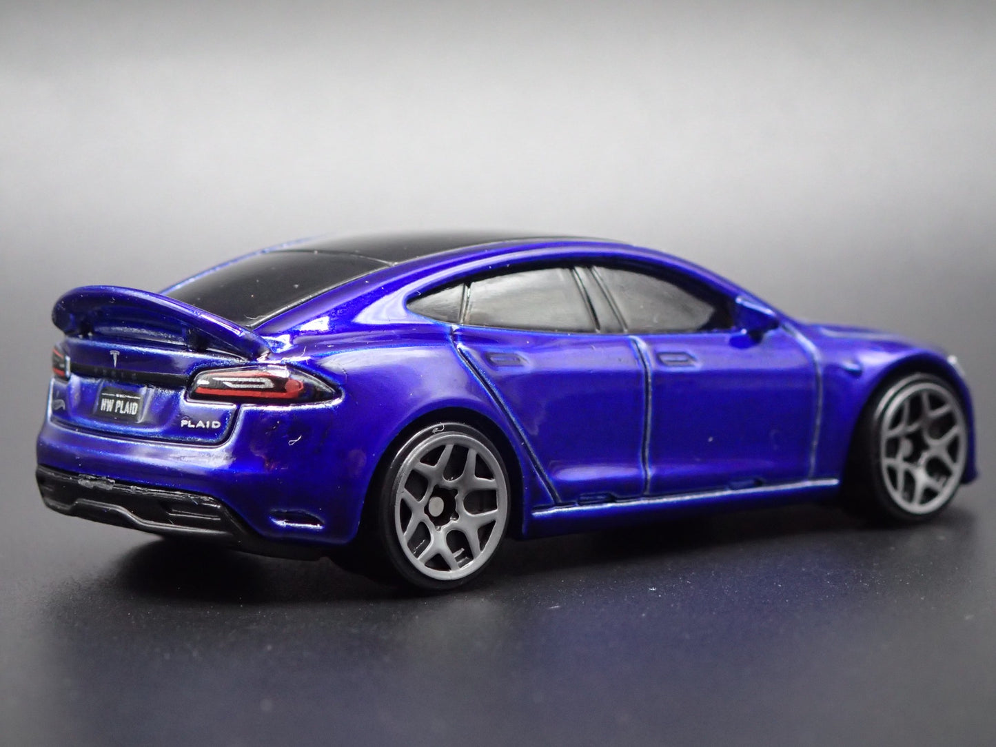 2021-2025 TESLA MODEL S PLAID 1/64 SCALE COLLECTIBLE DIORAMA DIECAST MODEL CAR