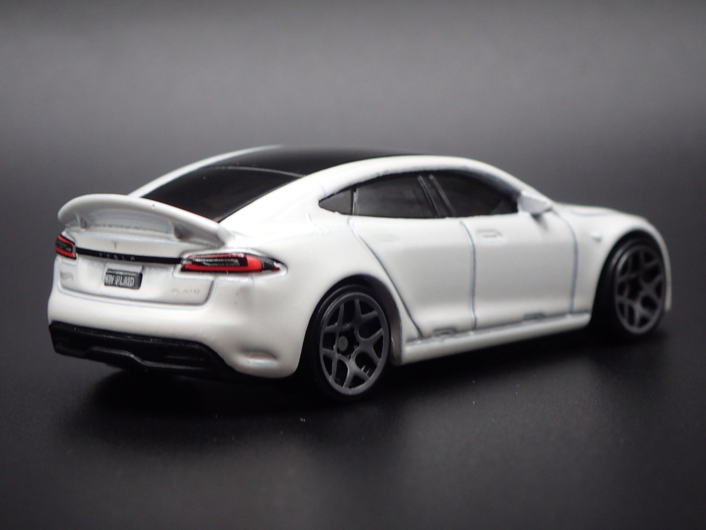 2021-2025 TESLA MODEL S PLAID 1/64 SCALE COLLECTIBLE DIORAMA DIECAST MODEL CAR