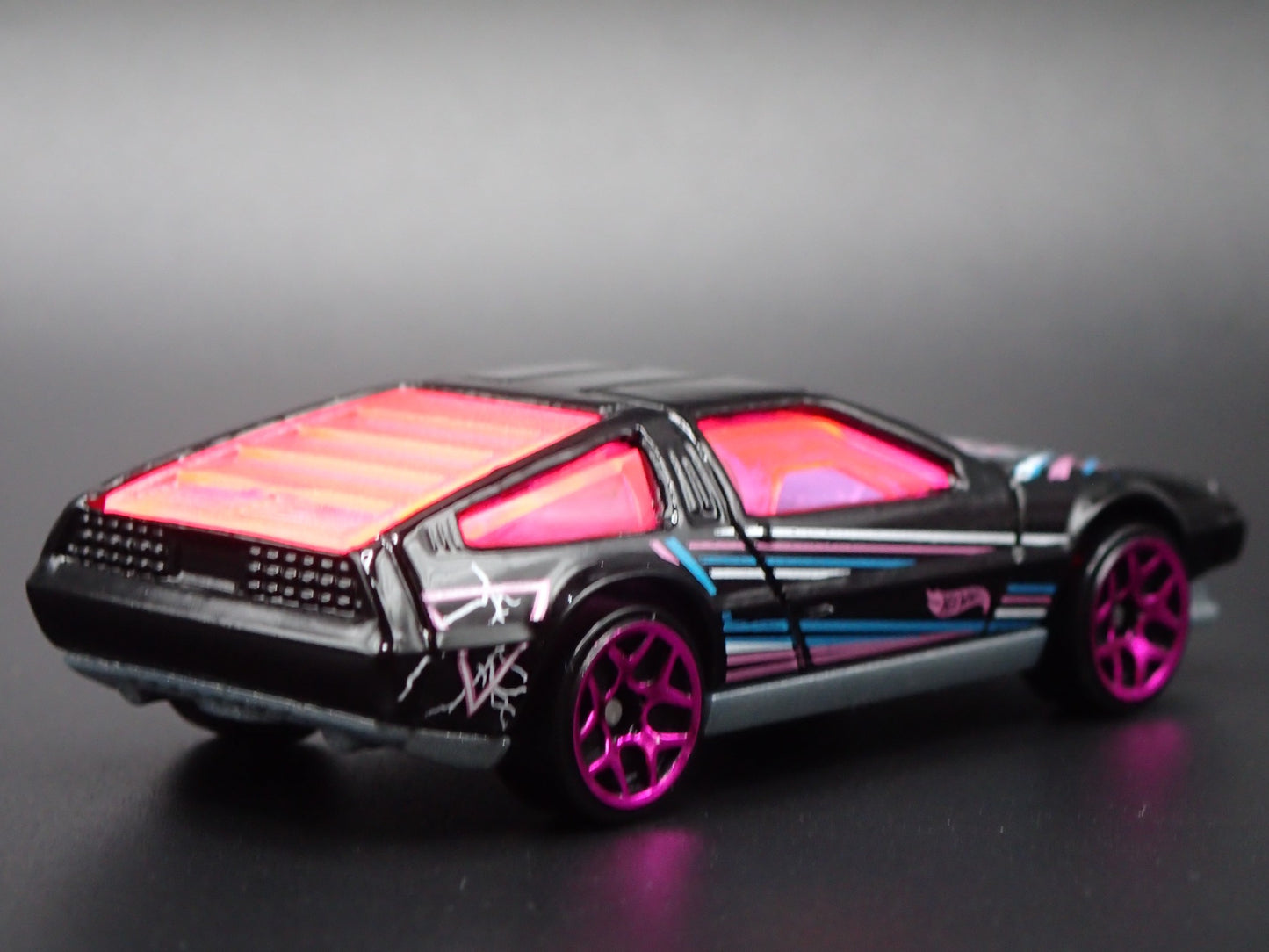 1981-1983 DMC DELOREAN BLACK 1:64 SCALE COLLECTIBLE DIORAMA DIECAST MODEL CAR