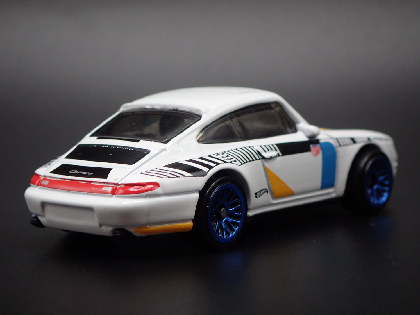 1993-1998 PORSCHE CARRERA 993 MAGNUS WALKER 1:64 SCALE DIORAMA DIECAST MODEL CAR