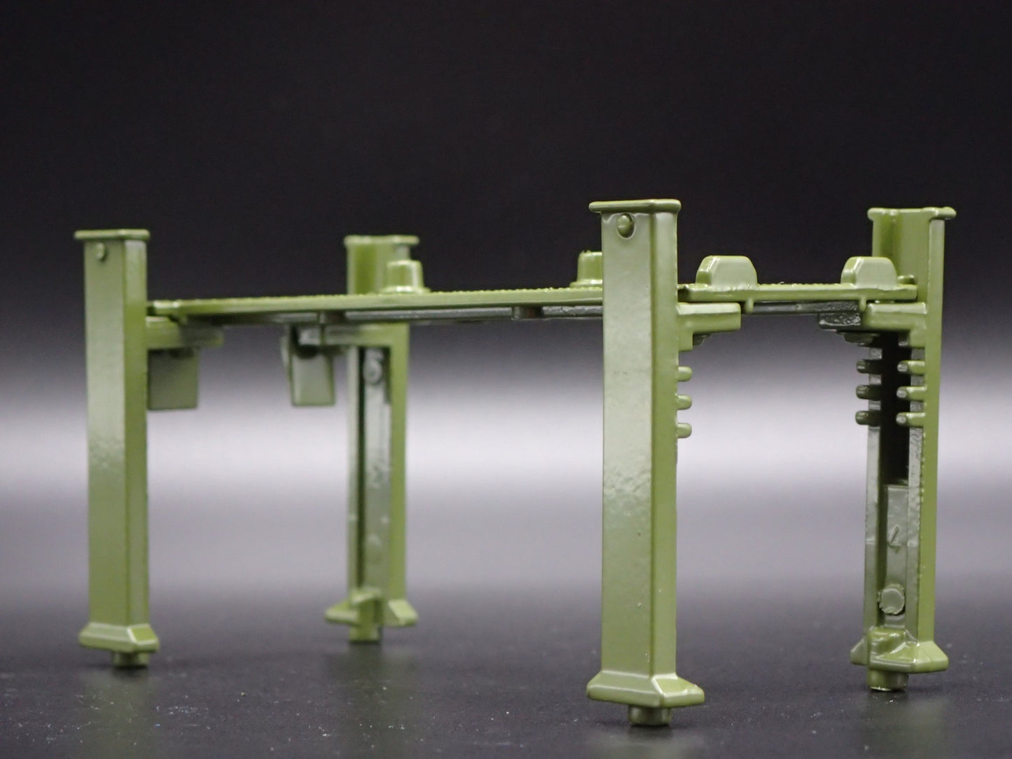 JEEP 1:64 SCALE AUTO SHOP MECHANIC GARAGE 4 POST CAR LIFT DIORAMA MODEL DISPLAY