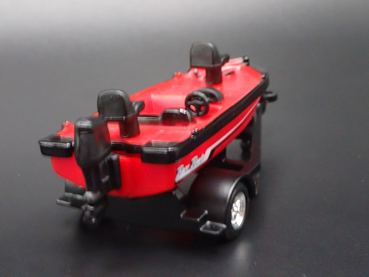 BASS BOAT ON TRAILER REMOVABLE 1:64 SCALE DIORAMA COLLECTIBLE DIECAST MODEL BOAT