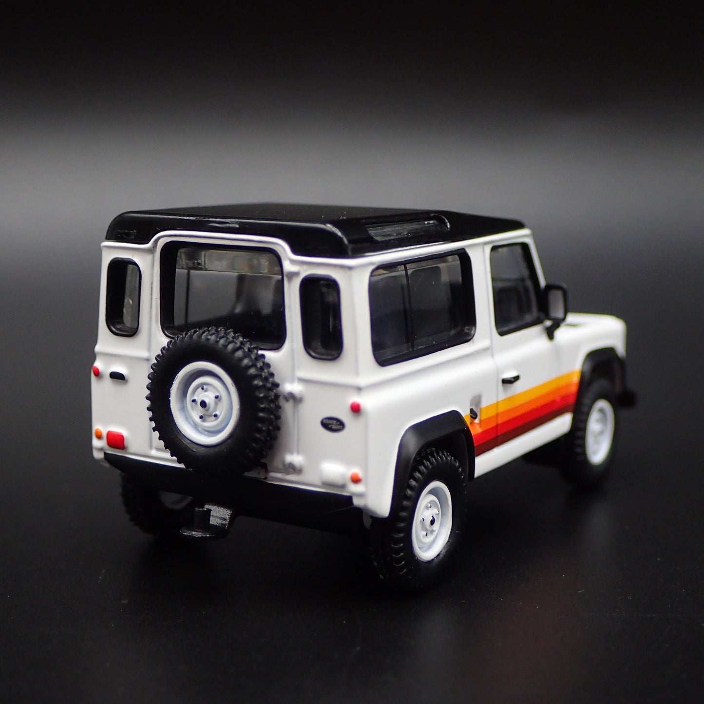 1984-1990 LAND ROVER DEFENDER 90 WAGON 1/64 SCALE DIORAMA DIECAST MODEL CAR