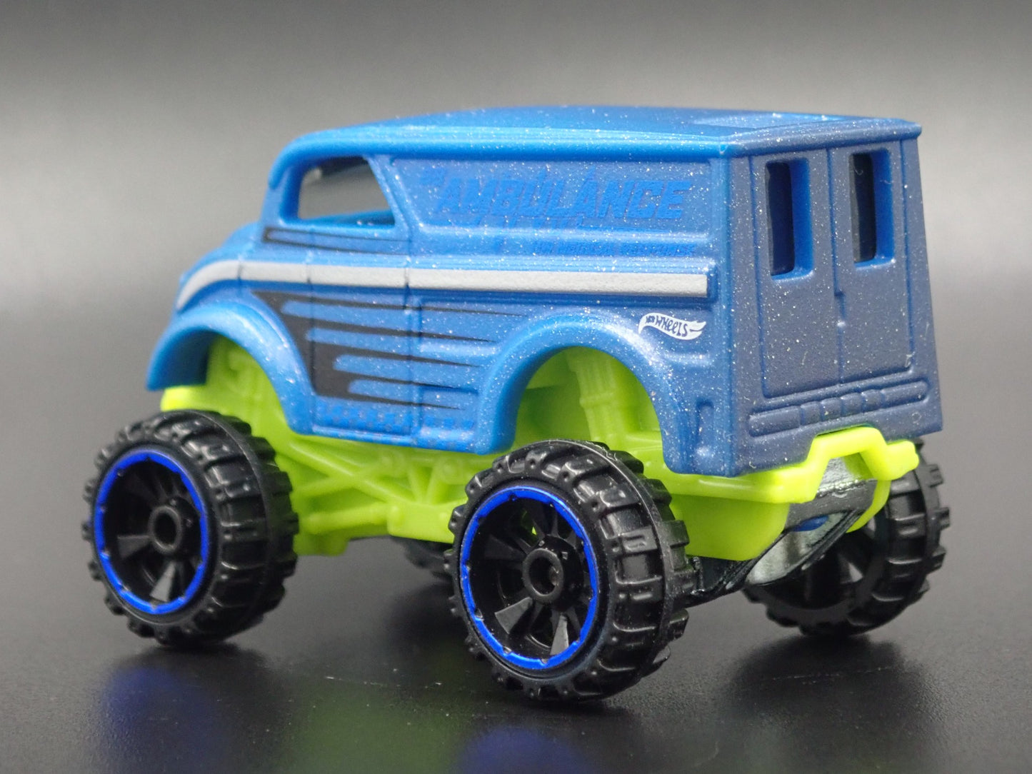 1937 -1986 DIVCO DAIRY DELIVERY COLOR CHANGER TRUCK 1:64 SCALE DIECAST MODEL CAR