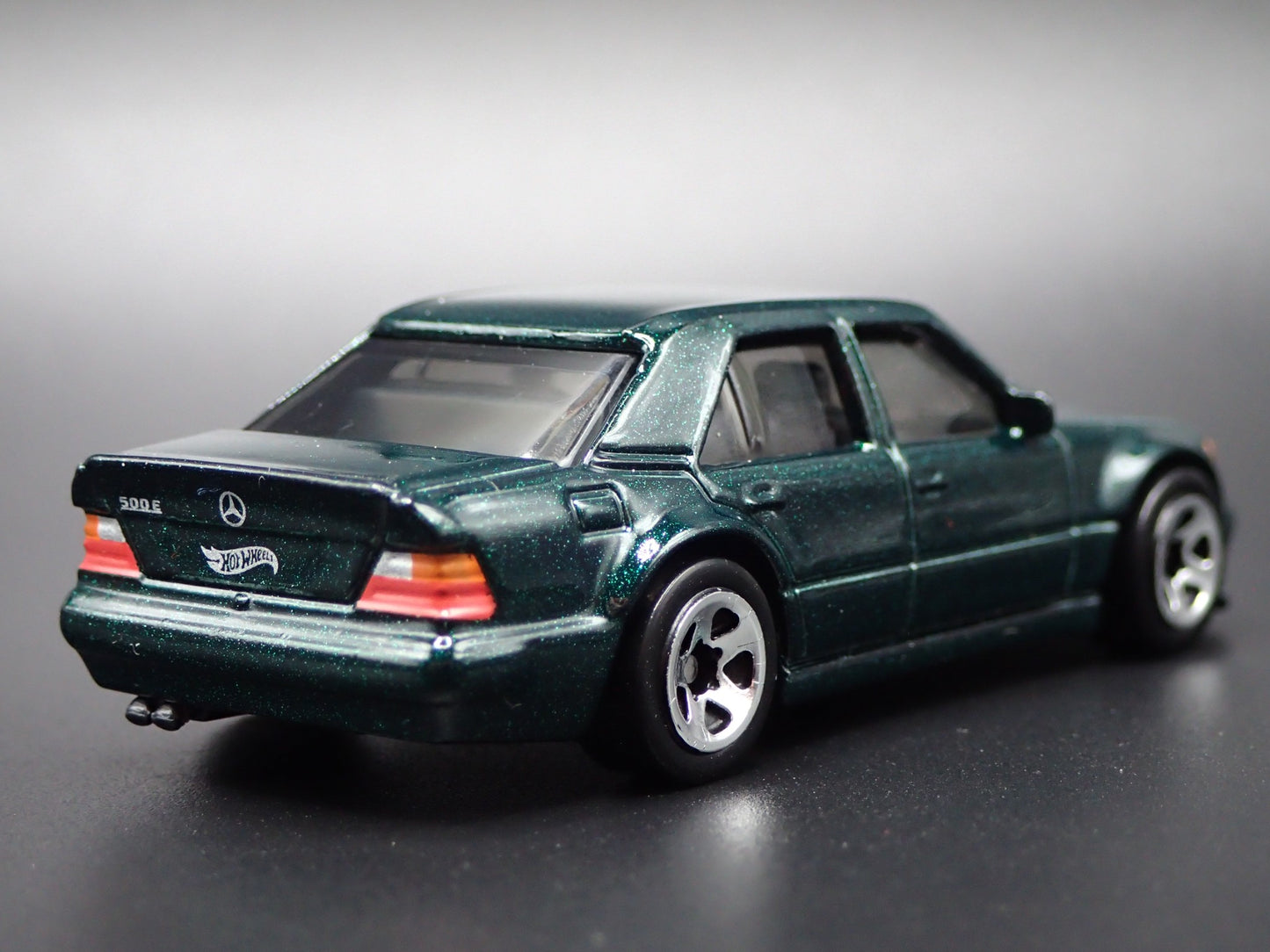 1991-1994 MERCEDES-BENZ 500 E GREEN 1:64 SCALE COLLECTIBLE DIECAST MODEL CAR