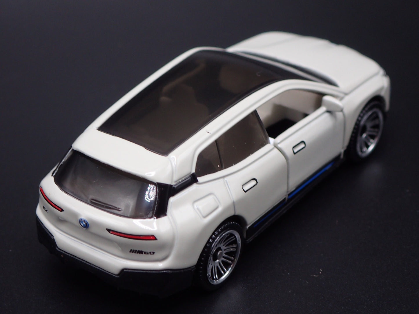2022-2025 BMW IX EV WHITE 1:64 SCALE COLLECTIBLE DIORAMA DIECAST MODEL CAR