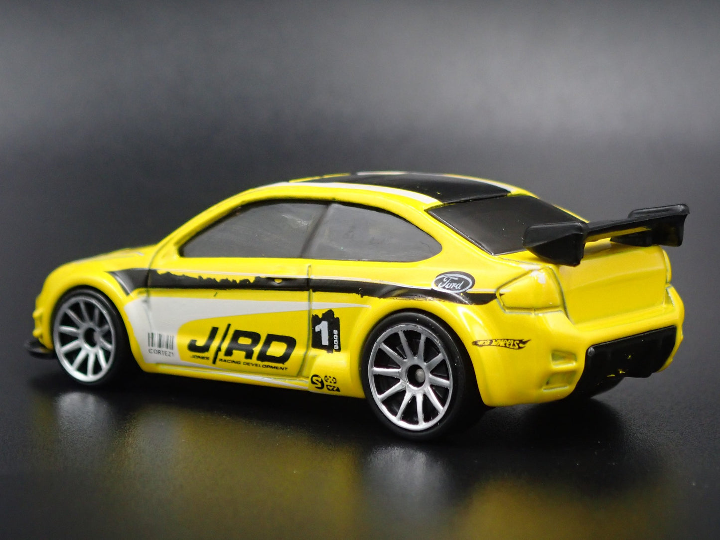 2004 - 2011 FORD FOCUS YELLOW 1:64 SCALE COLLECTIBLE DIORAMA DIECAST MODEL CAR