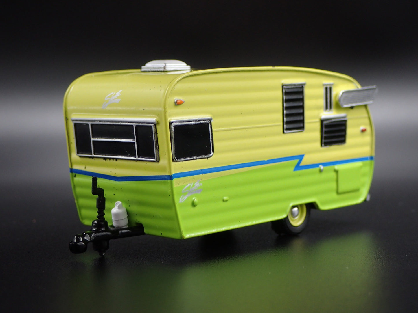 1962 62 SHASTA AIRFLYTE TRAILER CAMPER RARE 1:64 SCALE DIORAMA DIECAST MODEL CAR