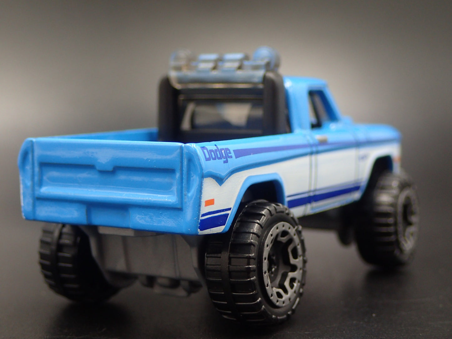 1970 70 DODGE POWER WAGON PICKUP TRUCK BLUE 1:64 SCALE DIORAMA DIECAST MODEL CAR