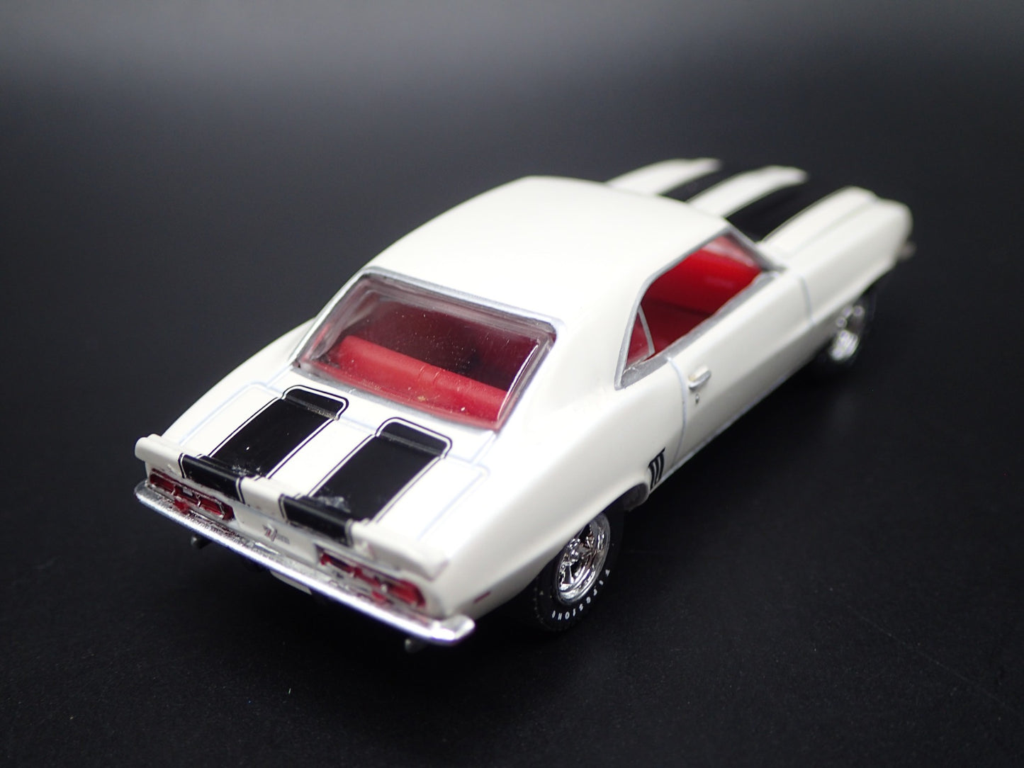 1969 69 CHEVY CHEVROLET CAMARO Z28 WHITE 1:64 SCALE DIORAMA DIECAST MODEL CAR