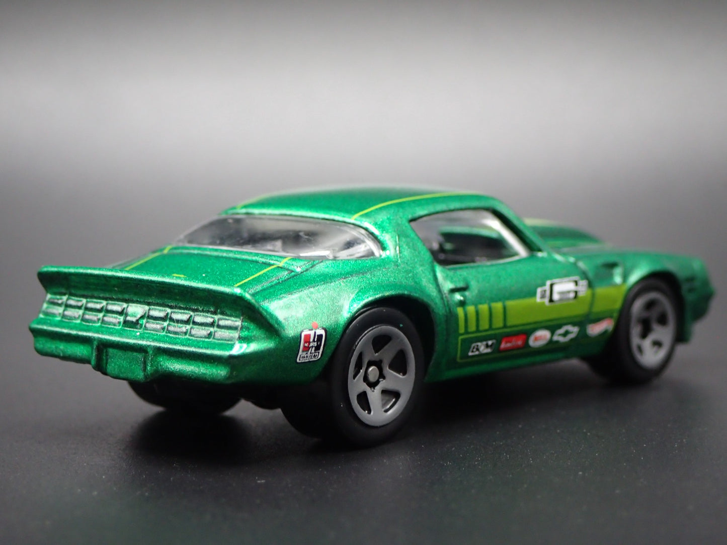 1981 81 CHEVY CHEVROLET CAMARO Z28 GREEN 1:64 SCALE DIORAMA DIECAST MODEL CAR