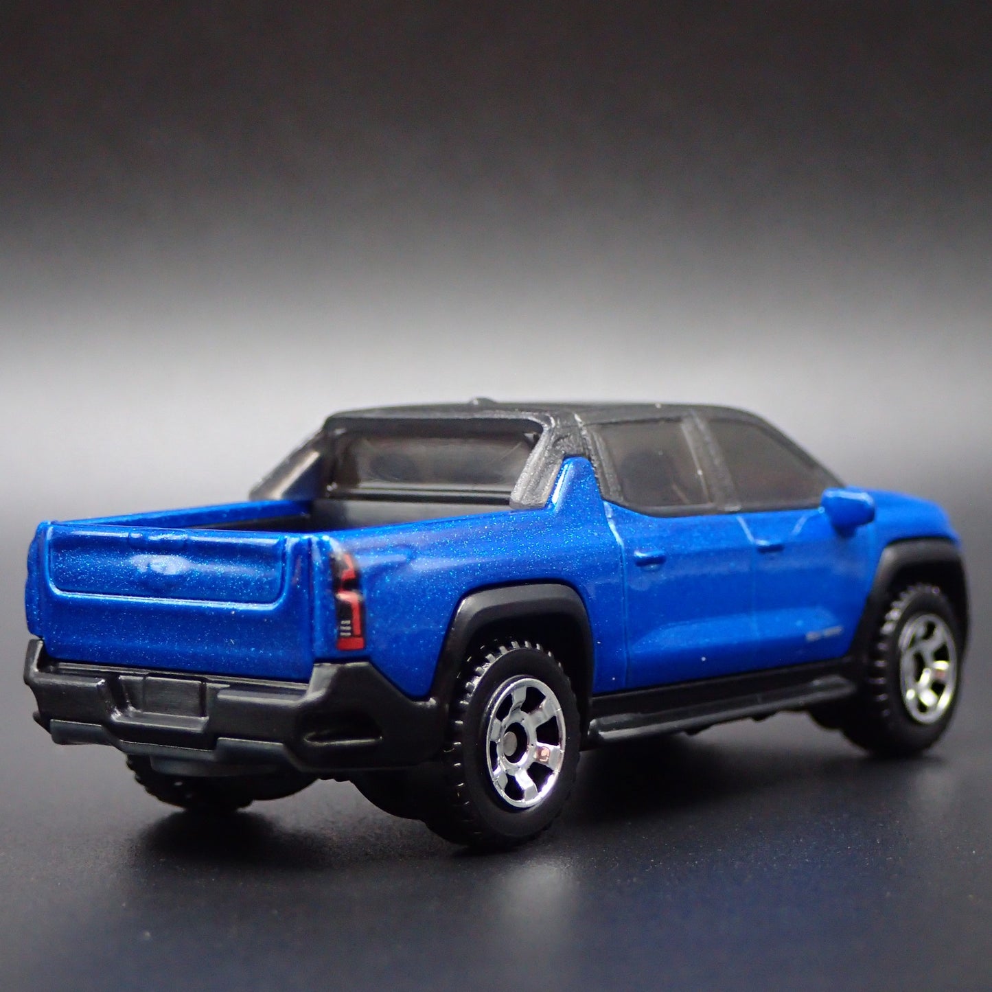 2024-2025 CHEVY CHEVROLET SILVERADO EV ELECTRIC TRUCK 1:64 DIECAST MODEL CAR