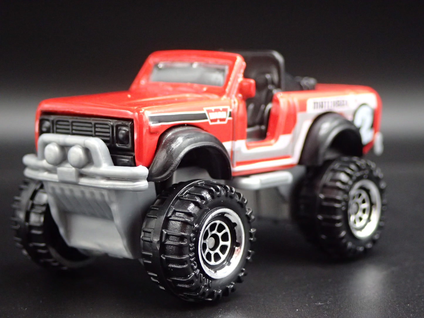 INTERNATIONAL SCOUT 4X4 RED 1:64 SCALE COLLECTIBLE DIORAMA DIECAST MODEL CAR