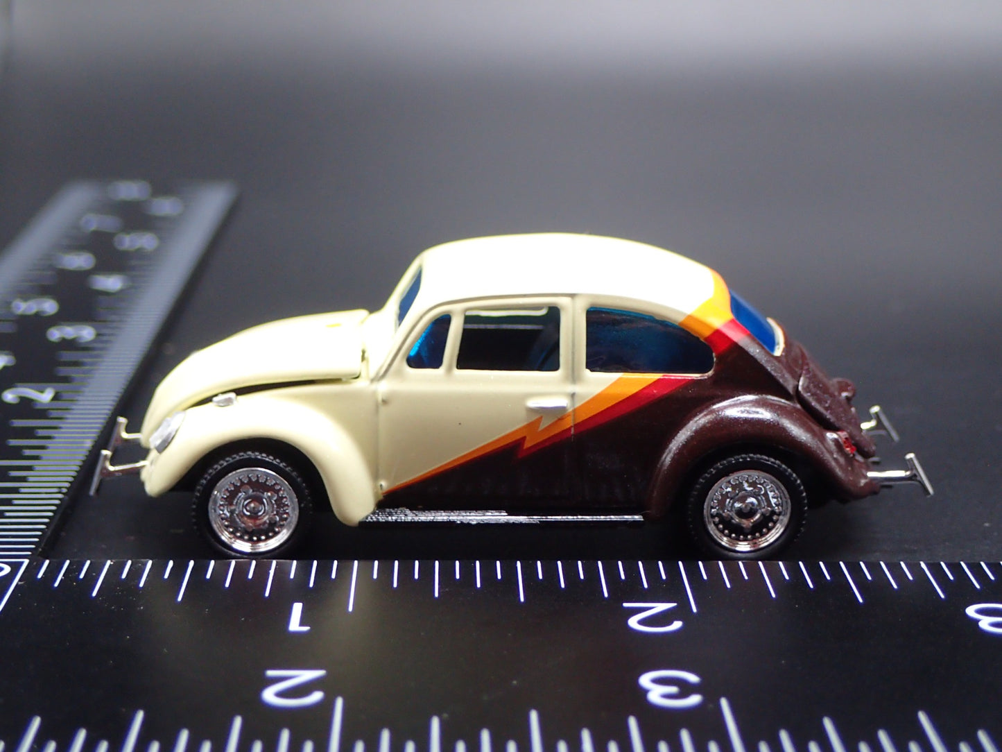 1960-1967 VW VOLKSWAGEN BEETLE BUG CREAM 1:64 SCALE DIORAMA DIECAST MODEL CAR