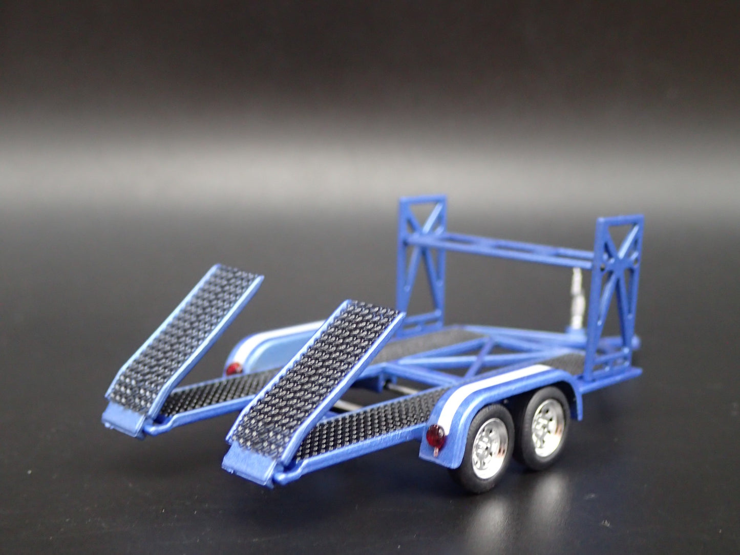 TANDEM FLATBED CAR TRAILER w/ LOADING RAMPS 1:64 SCALE DIORAMA DIECAST MODEL