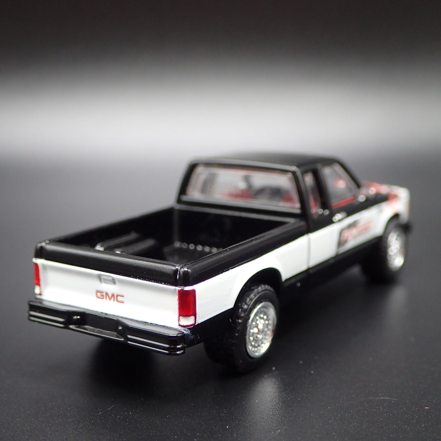 1982-1993 GMC S15 SIERRA PICKUP TRUCK SQUAREBODY FLOWTECH 1/64 DIECAST MODEL CAR