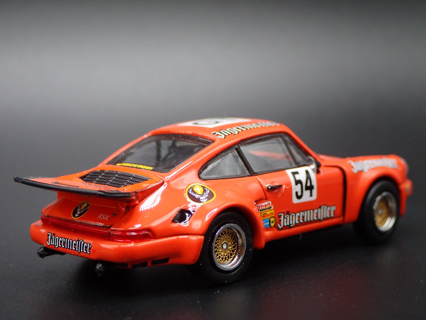 PORSCHE 911 CARRERA RSR 3.0 JAEGERMEISTER 1:64 SCALE DIORAMA DIECAST MODEL CAR