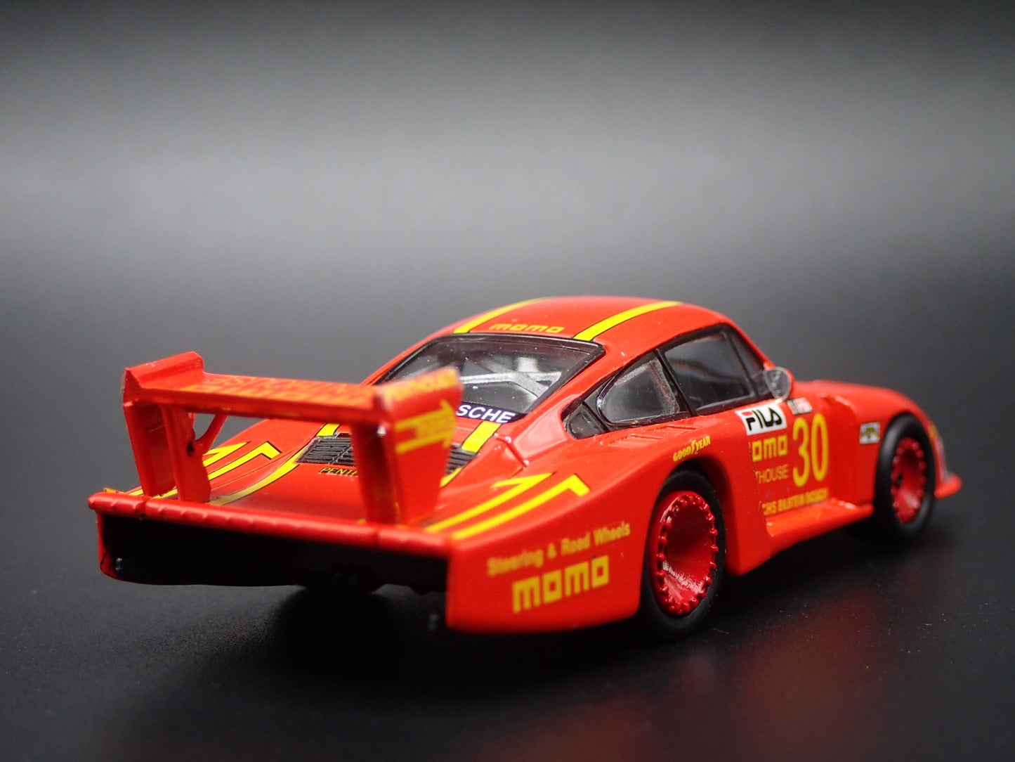 PORSCHE 935-78 RACING MOBY DICK MOMO FILA 1:64 SCALE DIORAMA DIECAST MODEL CAR