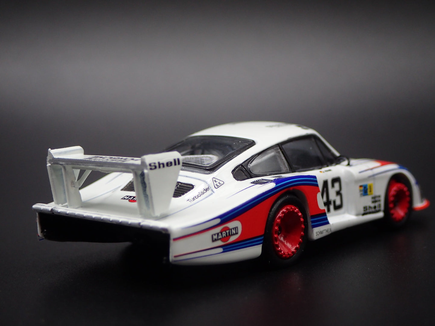 PORSCHE 935-78 RACING MOBY DICK MARTINI 1:64 SCALE DIORAMA DIECAST MODEL CAR