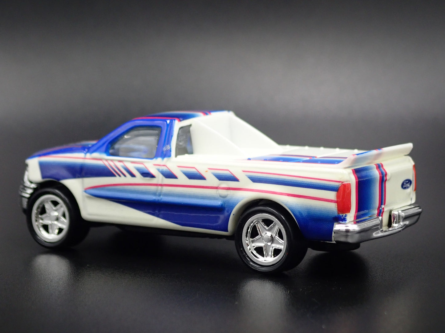 1997 - 2004 FORD F150 PICKUP TRUCK WHITE 1/64 SCALE DIORAMA DIECAST MODEL CAR