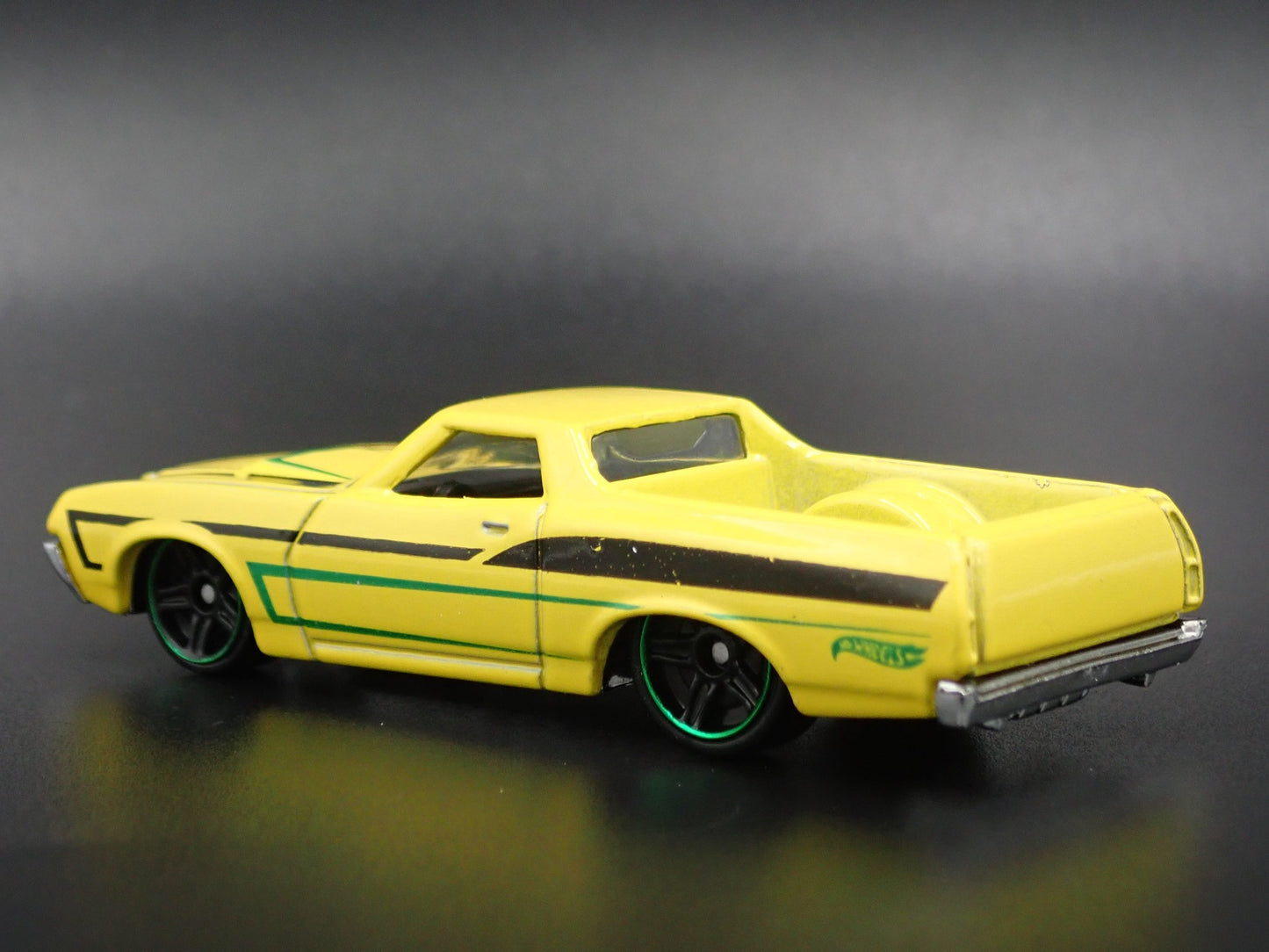 1972 72 FORD RANCHERO PICKUP TRUCK YELLOW 1:64 SCALE DIORAMA DIECAST MODEL CAR