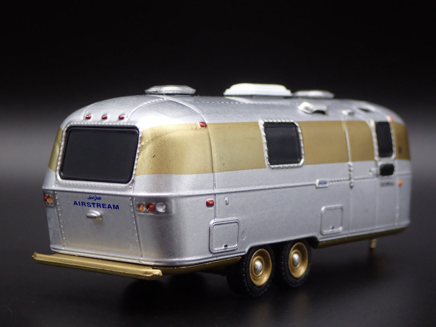 1972 AIRSTREAM LAND YACHT DOUBLE AXLE TRAILER CAMPER 1:64 DIORAMA DIECAST MODEL