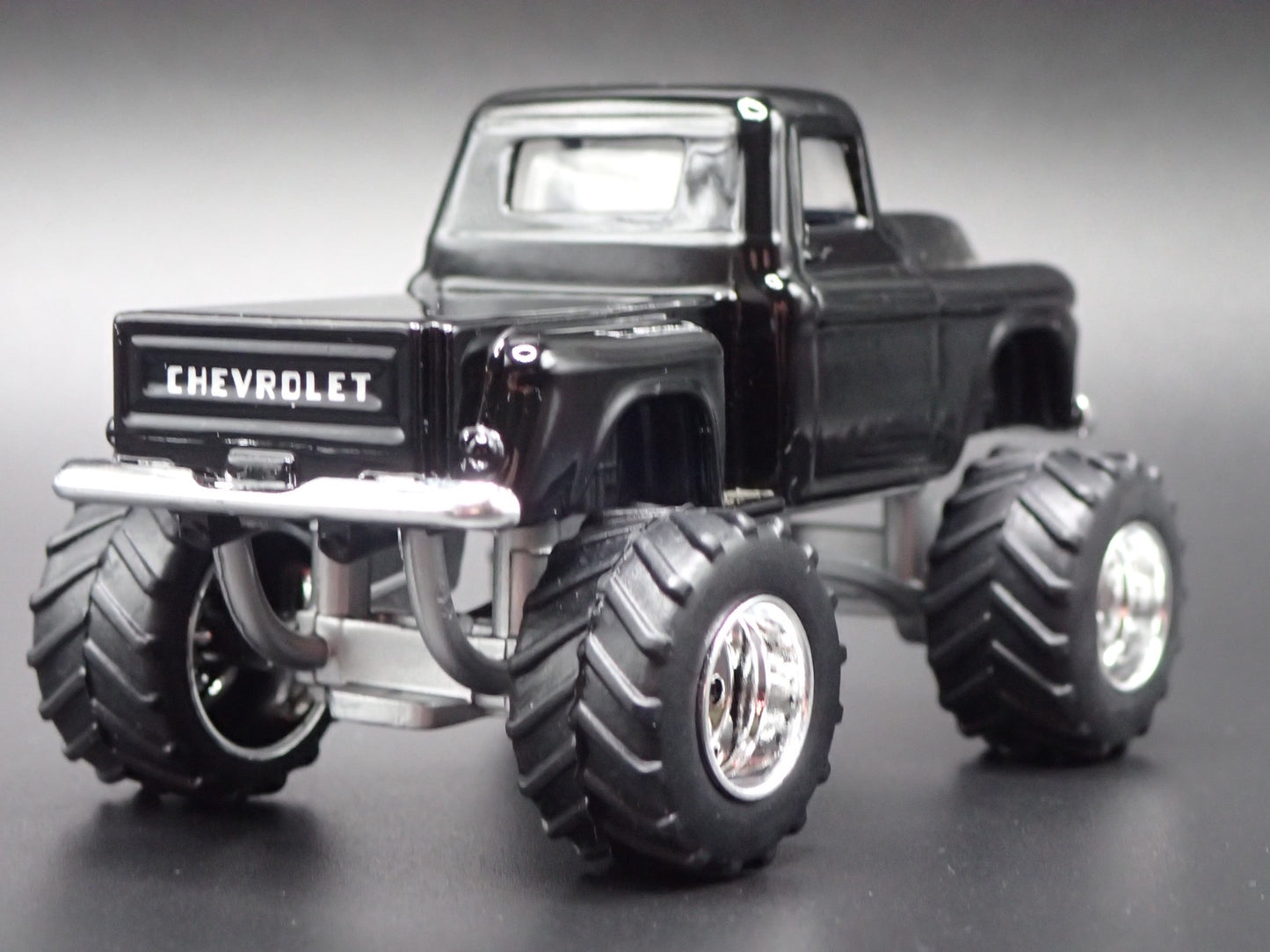 1958 58 CHEVY CHEVROLET APACHE STEPSIDE 4X4 TRUCK 1:64 SCALE DIECAST MODEL CAR