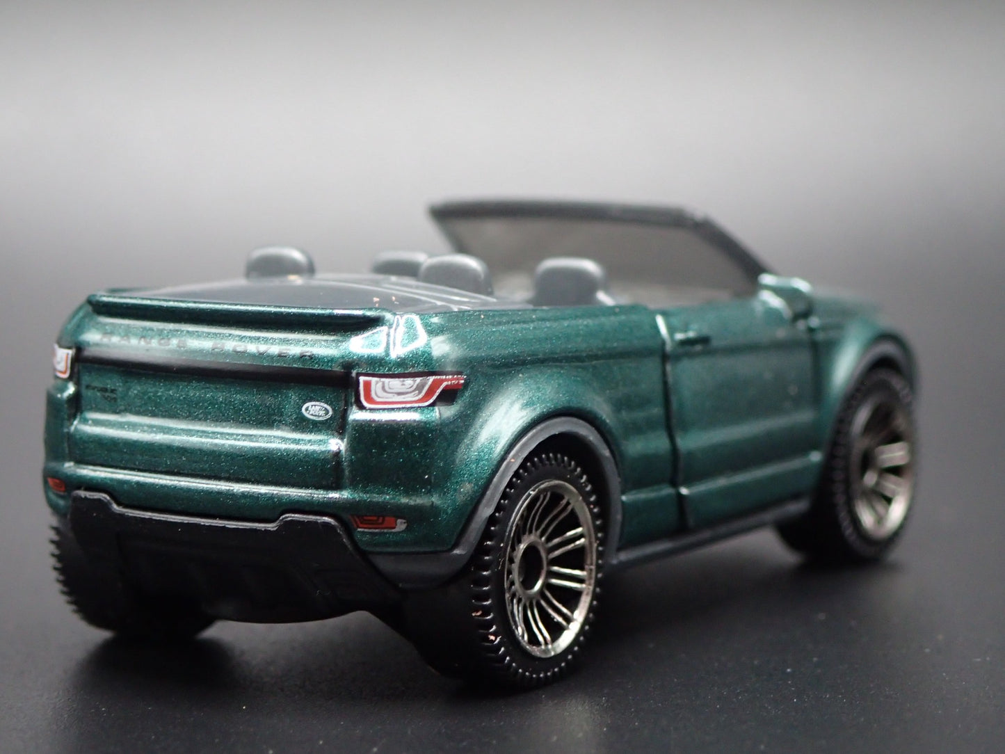 2017-2018 RANGE ROVER EVOQUE CONVERTIBLE 1:64 SCALE DIORAMA DIECAST MODEL CAR