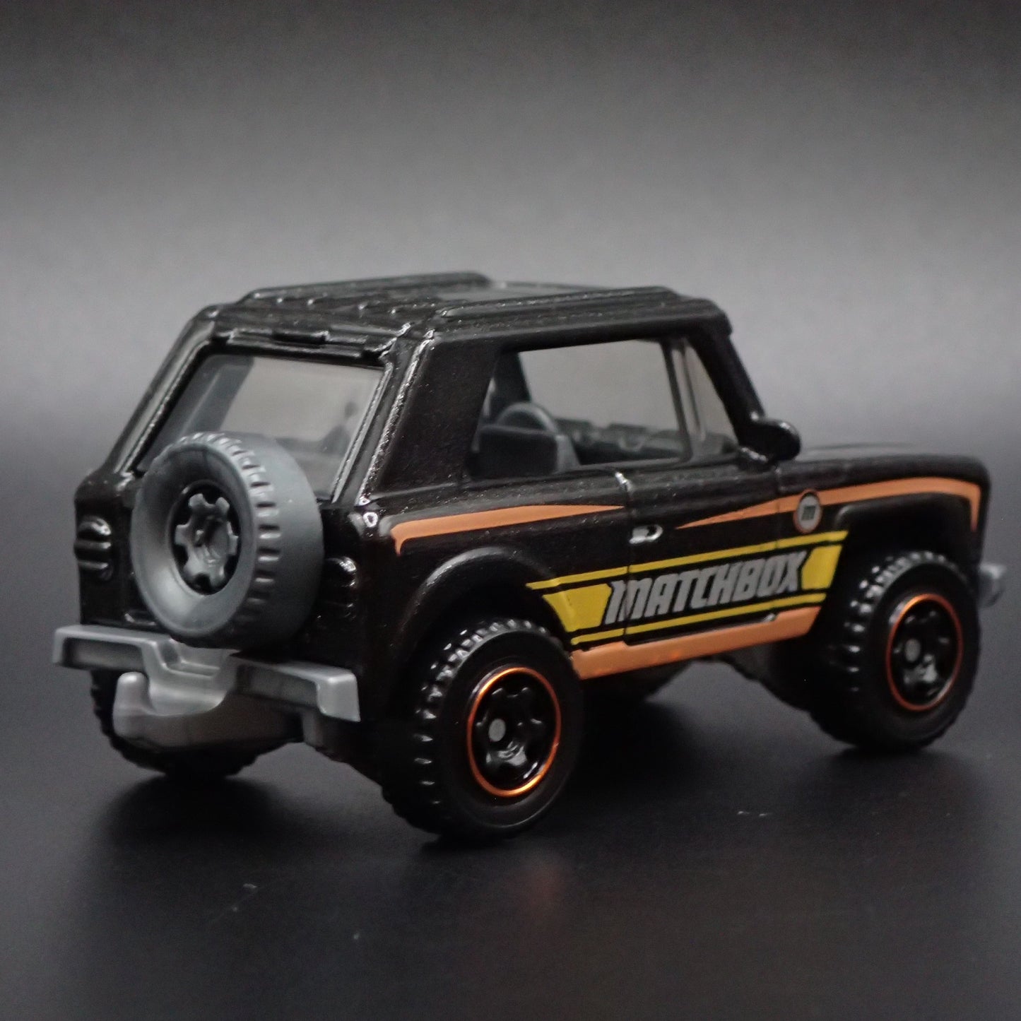 INTERNATIONAL SCOUT W HITCH 1:64 SCALE COLLECTIBLE DIORAMA DIECAST MODEL CAR