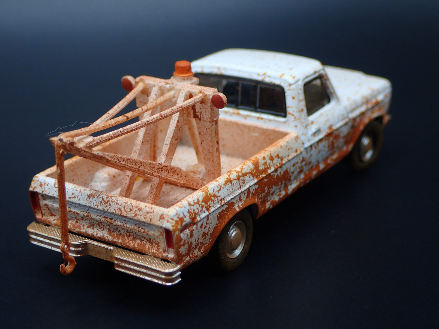 1973 73 FORD F100 WRECKER TOW TRUCK MUDDY 1/64 SCALE DIORAMA DIECAST MODEL CAR