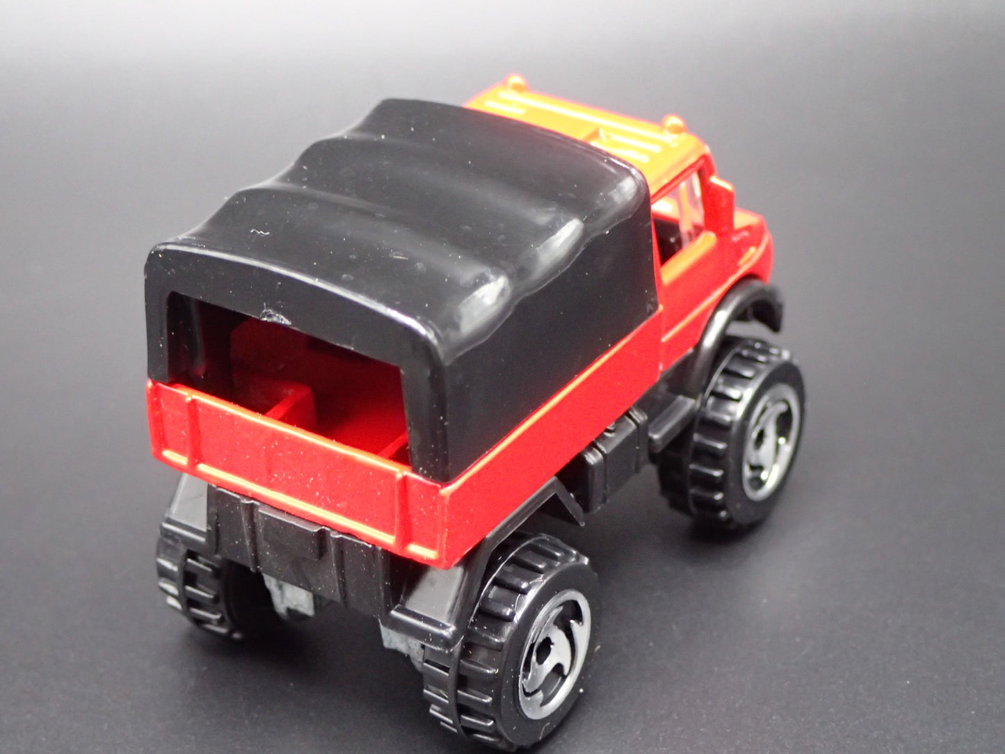 MERCEDES-BENZ UNIMOG UTILITY TRUCK RED 1:64 SCALE DIORAMA DIECAST MODEL CAR