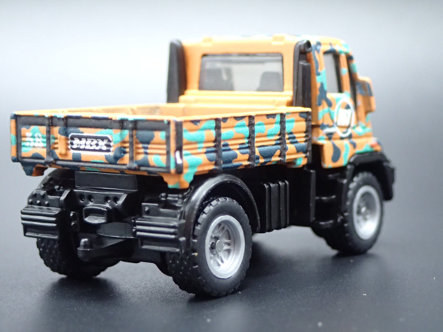 MERCEDES-BENZ UNIMOG U300 UTILITY TRUCK 1:64 SCALE DIORAMA DIECAST MODEL CAR