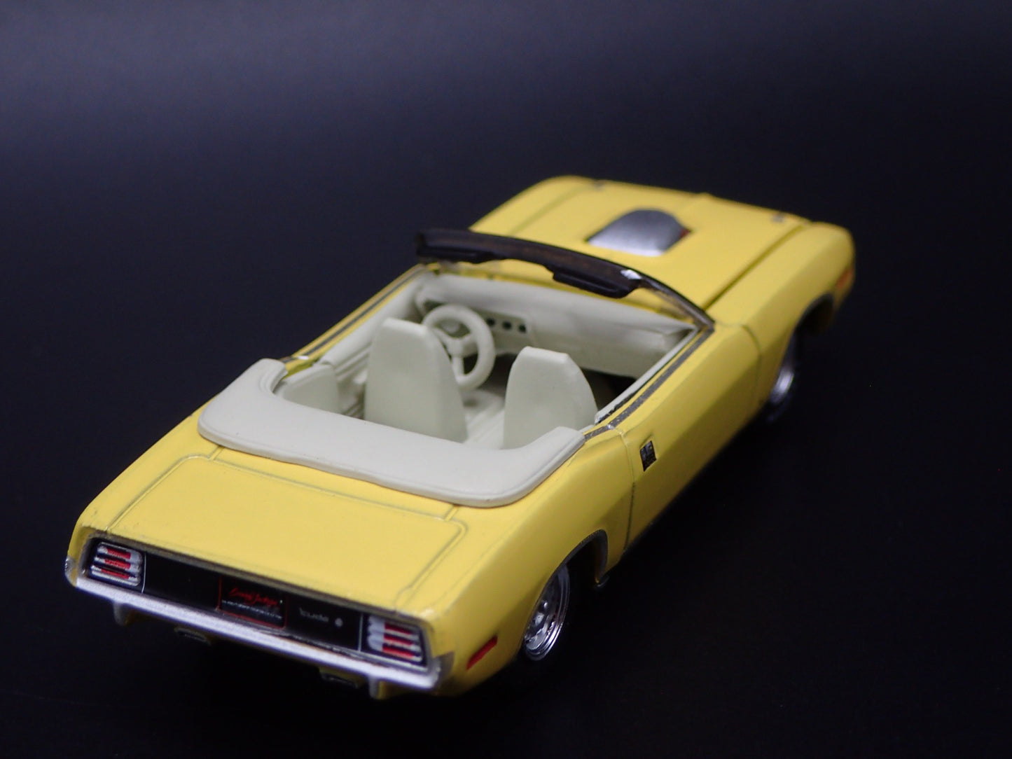 1970 70 PLYMOUTH CUDA CONVERTIBLE YELLOW 1:64 SCALE DIORAMA DIECAST MODEL CAR