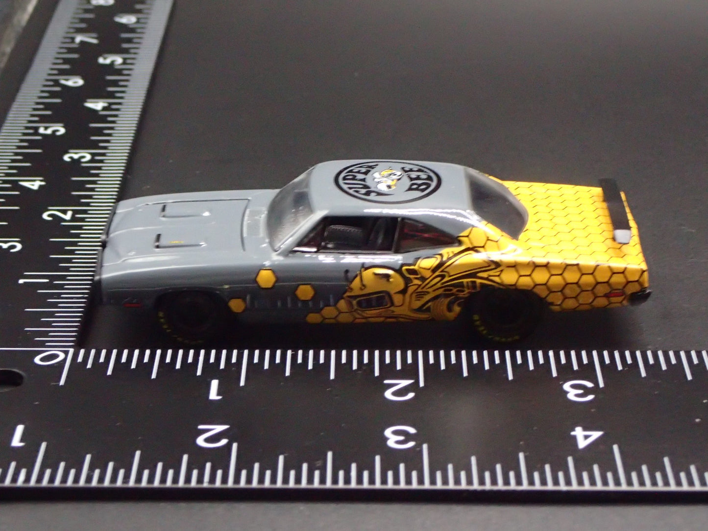 1970 70 PLYMOUTH ROAD RUNNER 1:64 SCALE COLLECTIBLE DIORAMA DIECAST MODEL CAR