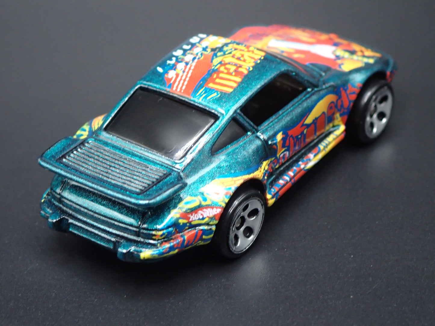 1978-1983 PORSCHE 930 TURBO SLANT NOSE 1:64 SCALE DIORAMA DIECAST MODEL CAR