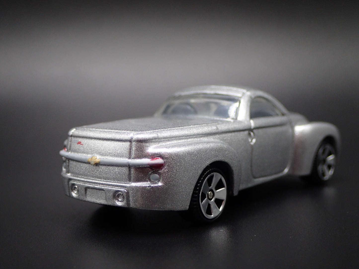 2003-2006 CHEVY CHEVROLET SSR TRUCK SILVER 1:64 SCALE DIORAMA DIECAST MODEL CAR