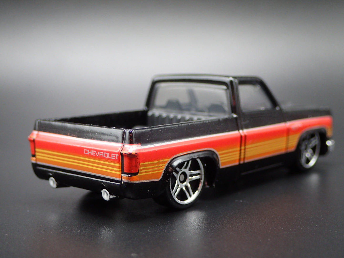 1983 83 CHEVY CHEVROLET SILVERADO SQUARE BODY TRUCK 1/64 SCALE DIECAST MODEL CAR