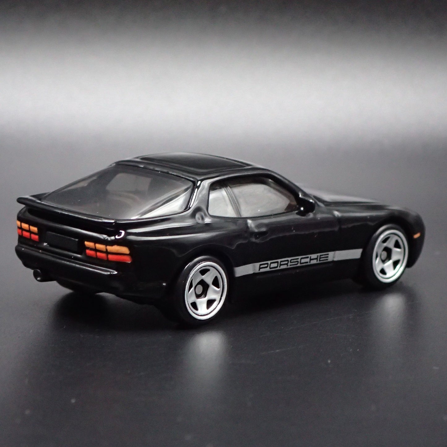 1982-1991 PORSCHE 944 TURBO 1:64 SCALE COLLECTIBLE DIORAMA DIECAST MODEL CAR