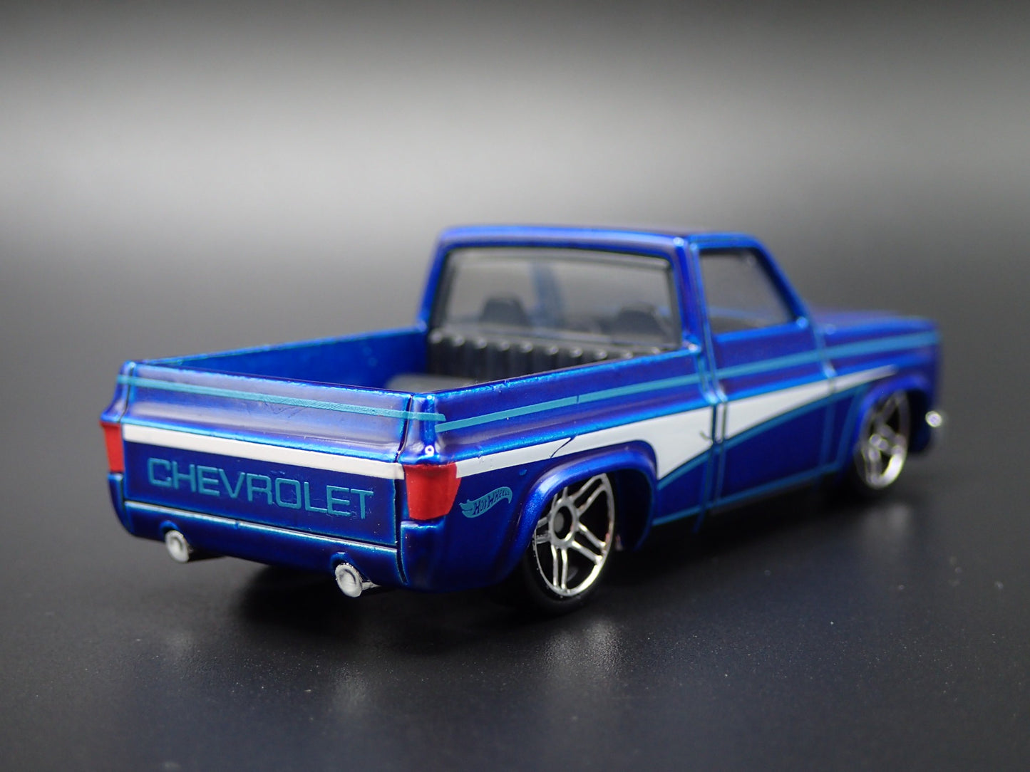 1983 83 CHEVY CHEVROLET SILVERADO SQUARE BODY TRUCK 1/64 SCALE DIECAST MODEL CAR