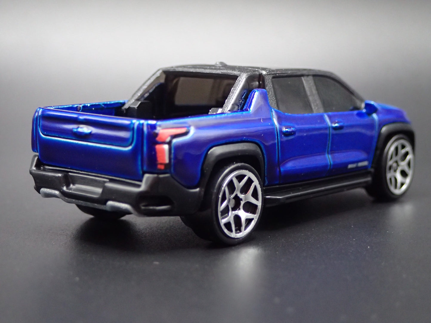 2024-2025 CHEVY CHEVROLET SILVERADO EV ELECTRIC TRUCK 1:64 DIECAST MODEL CAR