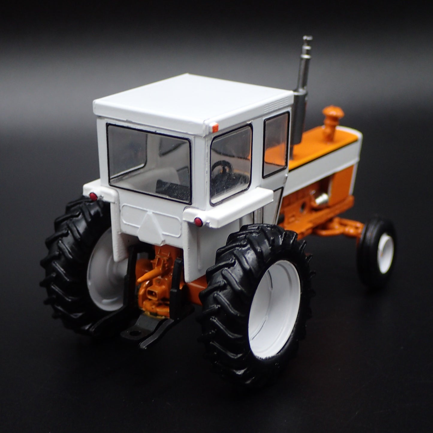 1973 73 FARM TRACTOR ENCLOSED CAB ORANGE 1:64 SCALE DIORAMA DIECAST MODEL CAR