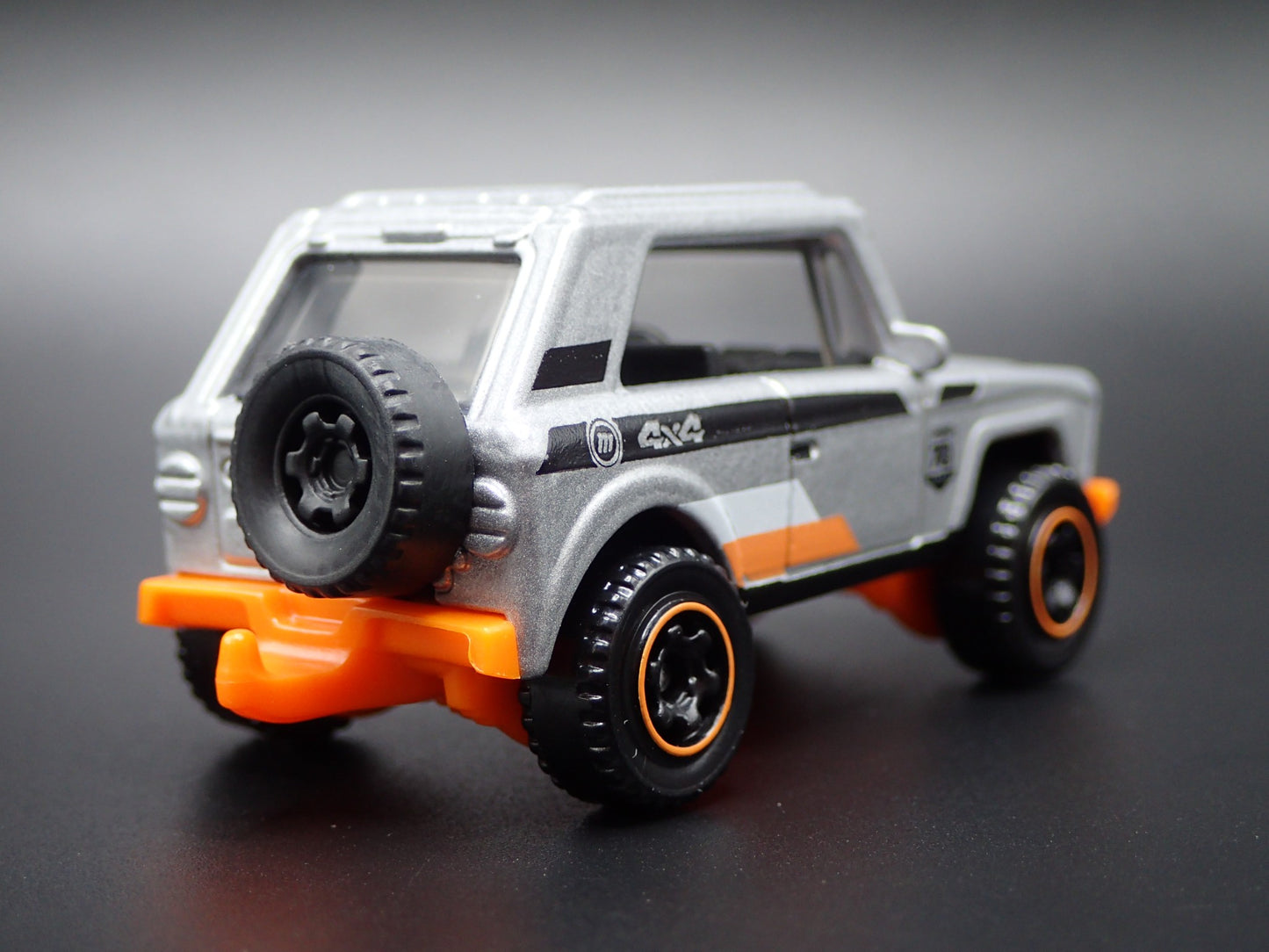 INTERNATIONAL SCOUT W HITCH SILVER 1:64 SCALE COLLECTIBLE DIECAST MODEL CAR