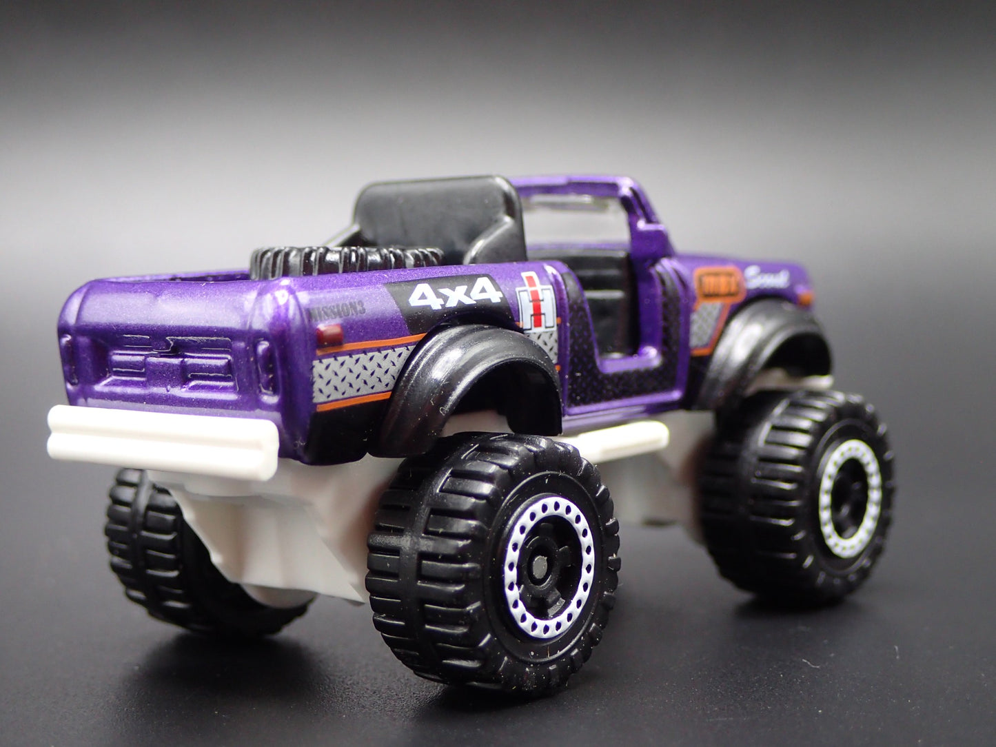 INTERNATIONAL SCOUT 4X4 PURPLE 1:64 SCALE COLLECTIBLE DIORAMA DIECAST MODEL CAR