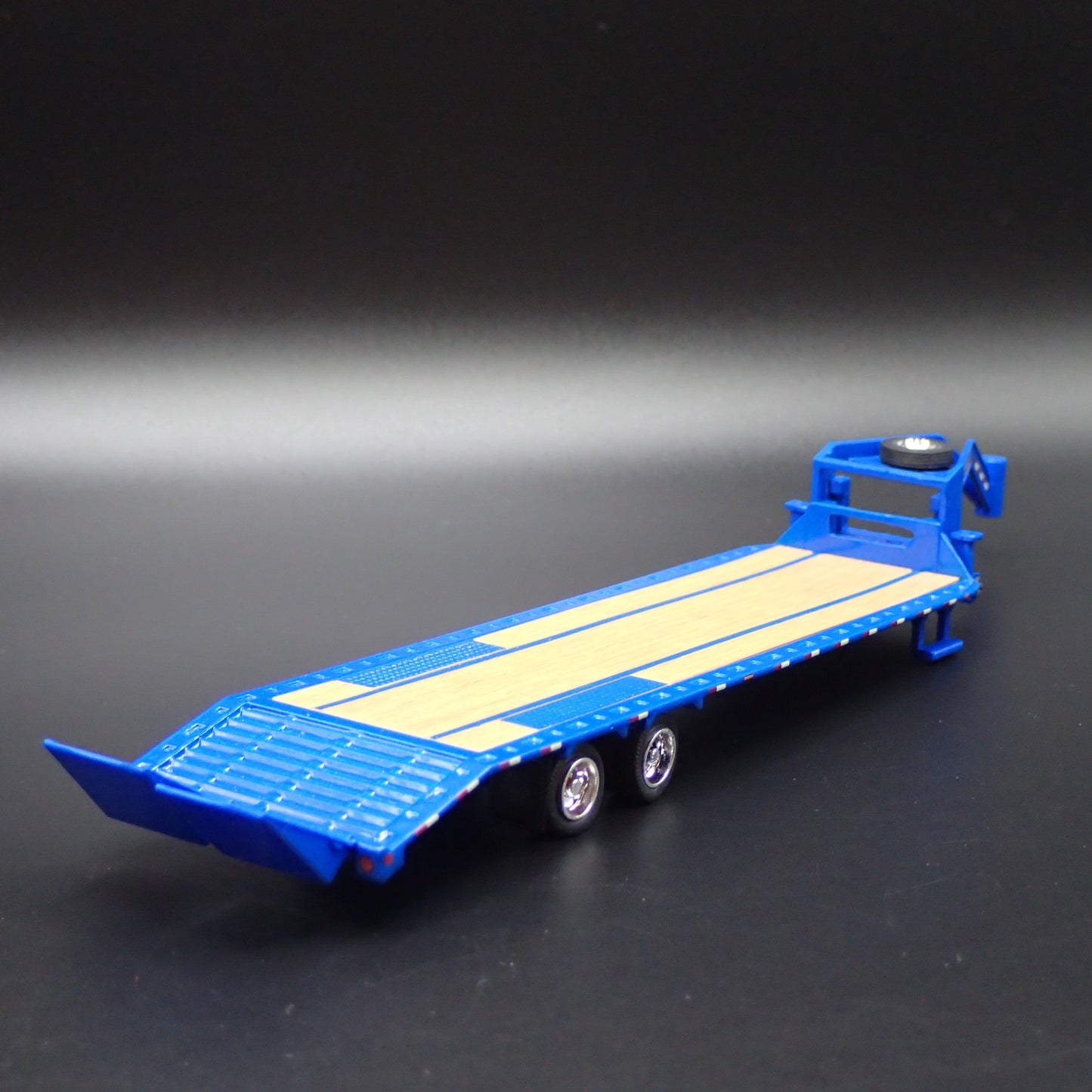 GOOSENECK FLATBED TRAILER w LOADING RAMP, HITCH 1:64 SCALE DIORAMA DIECAST MODEL
