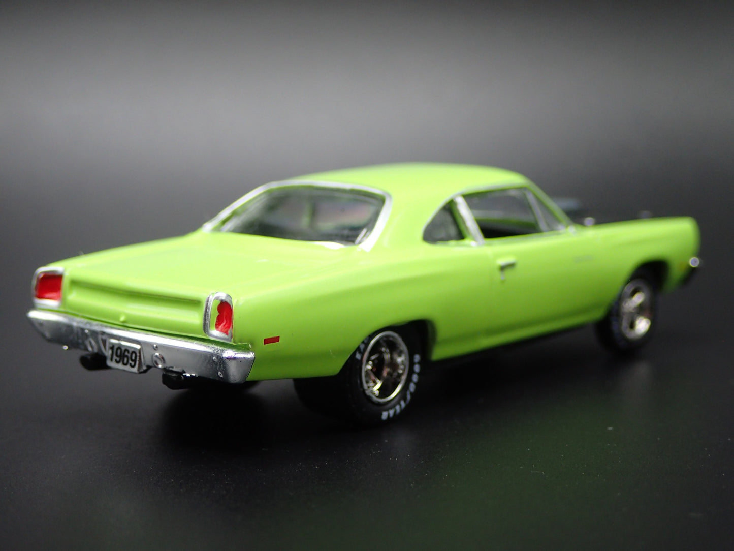 1969 69 PLYMOUTH ROAD RUNNER 440 1:64 SCALE COLLECTIBLE DIECAST MODEL CAR